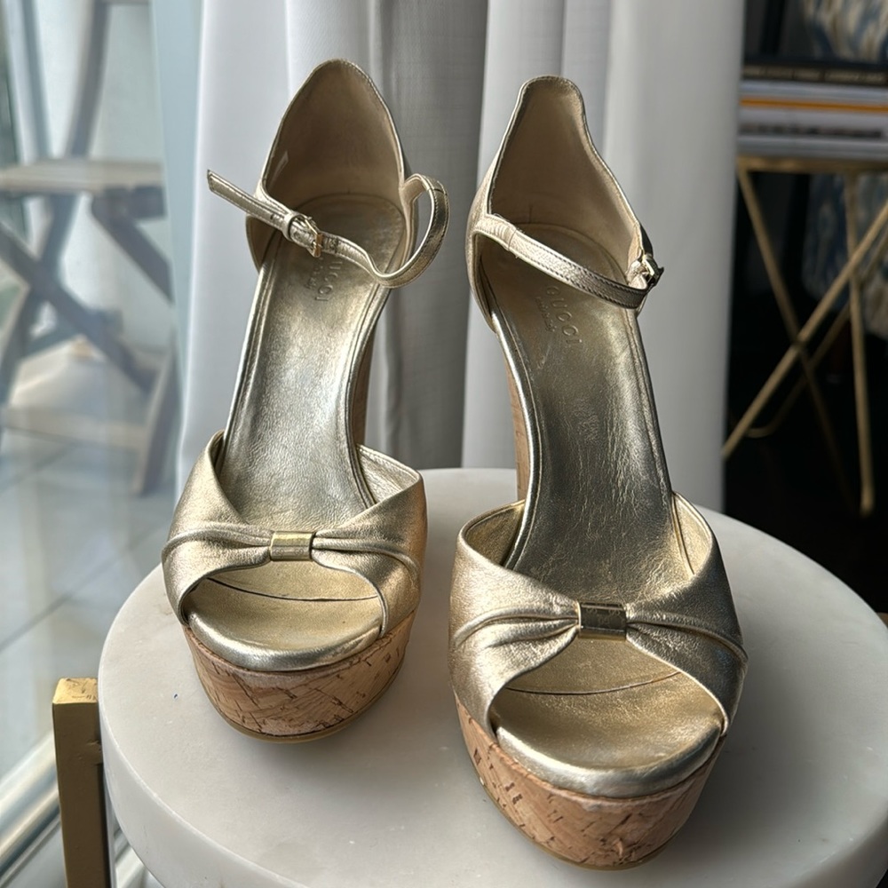 GUCCI Cyprus Wedges in Metallic Gold